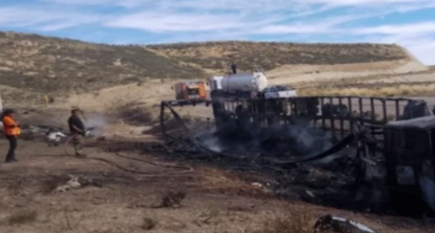 Iba para Bahía Blanca, volcó y, cuando consiguió auxilio, le prendieron fuego el camión