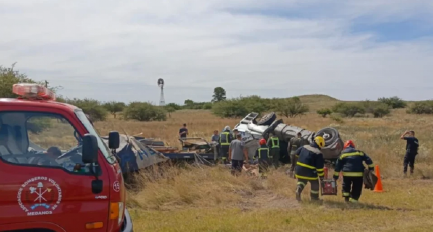 Una camionera volcó en la ruta 22, tuvo que ser rescatada de la cabina y fue hospitalizada