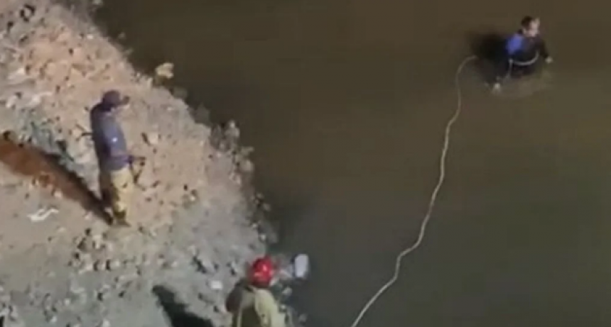 Un vehículo cayó al dique Paso de las Piedras: se desconoce la cantidad de ocupantes