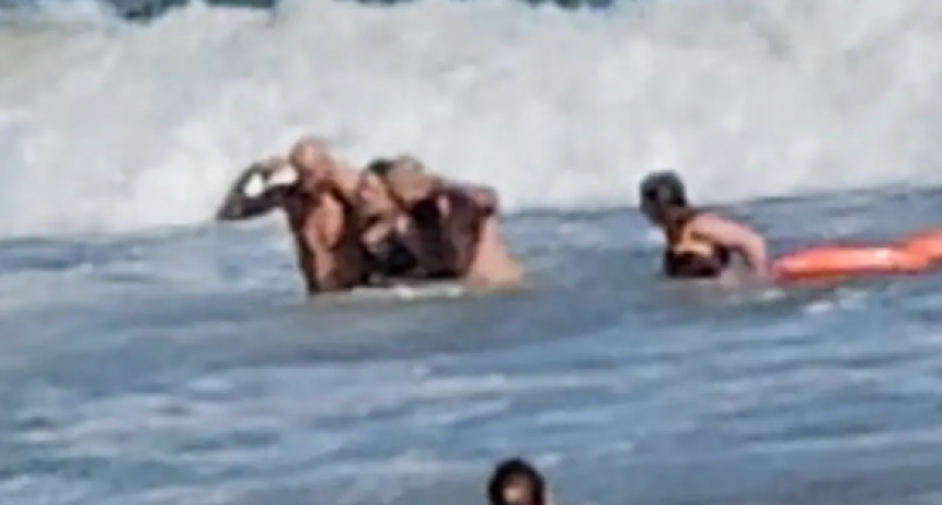 Guardavidas de Pehuen Co rescataron a una madre y sus hijas del mar