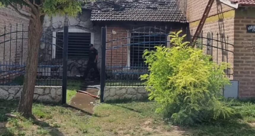 Prendió fuego su propia casa y murió junto con su hijo de dos años