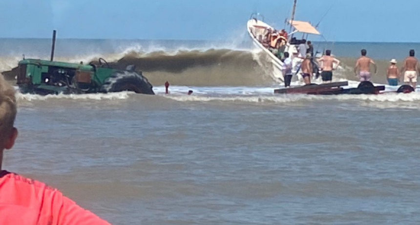 Un tractor había quedado en el medio de un canal, pero pudo volver a 