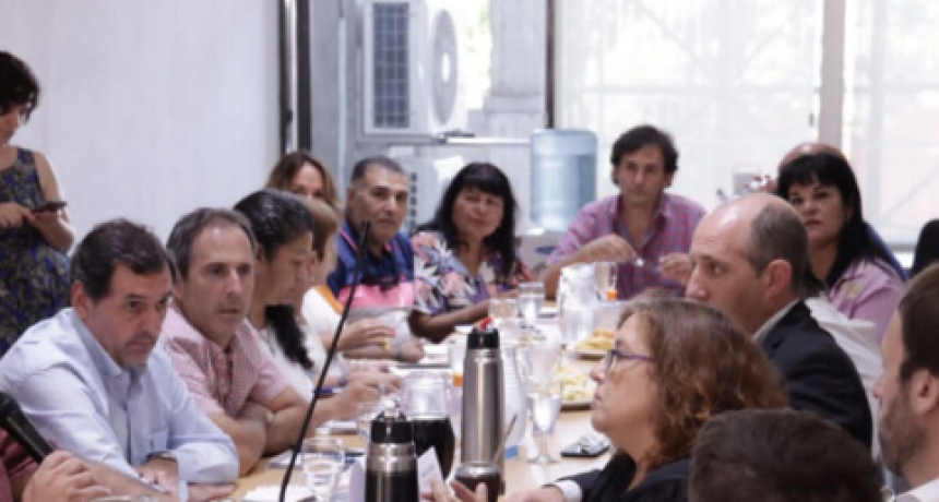 Kicillof ofreció un 40% de aumento a los docentes: así quedarían los salarios
