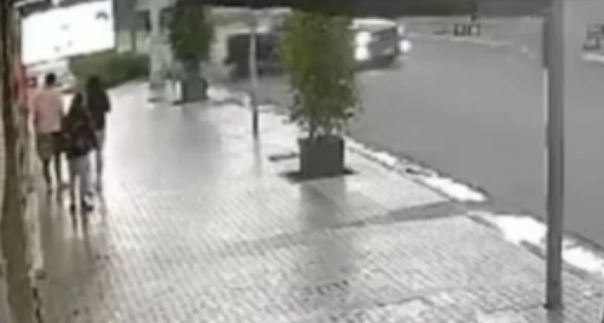 Quiso escapar de un control policial y destrozó una vereda y su camioneta en Monte Hermoso