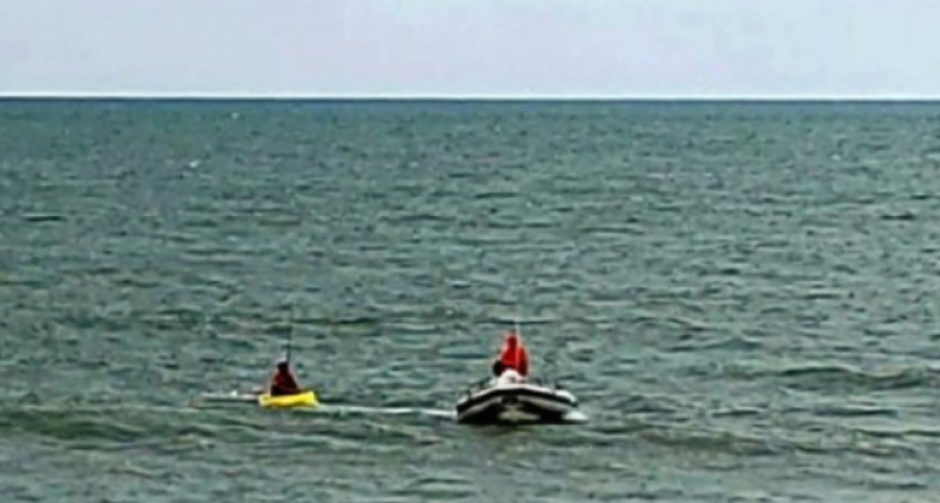 Guardavidas de Pehuen Co rescataron a un kayakista que estaba a la deriva