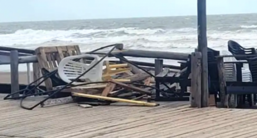 Sudestada en Monte Hermoso: da&ntilde;os en la costanera y carpas de los paradores