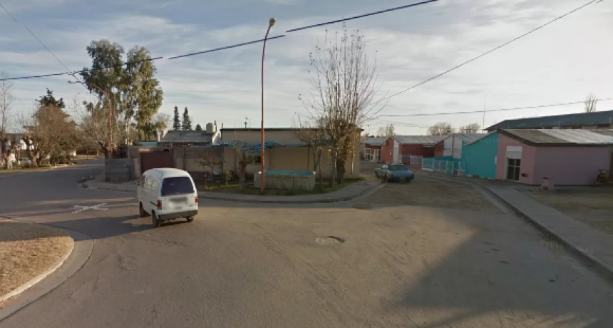 Una niña se escondió debajo de la cama, llamó a su mamá y evitó un robo