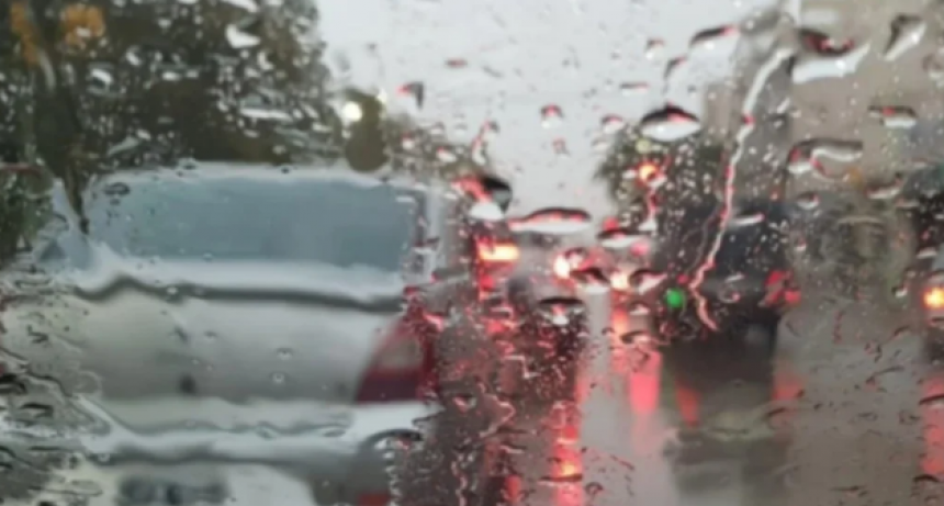 Fuertes lluvias en Bahía Blanca: 18 evacuados y cortes preventivos en los puentes del Ejército