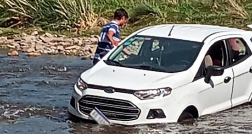 Comarca Serrana: quiso atravesar un arroyo y quedó varado-