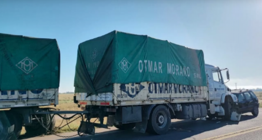 Fuerte choque frontal entre un camión y una camioneta: 4 heridos