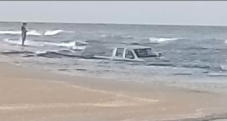 Monte Hermoso: una camioneta terminó dentro del mar tras un descuido