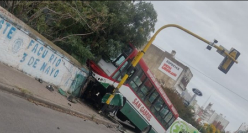 En Bahía Blanca: Más de 20 heridos al chocar un colectivo con un auto