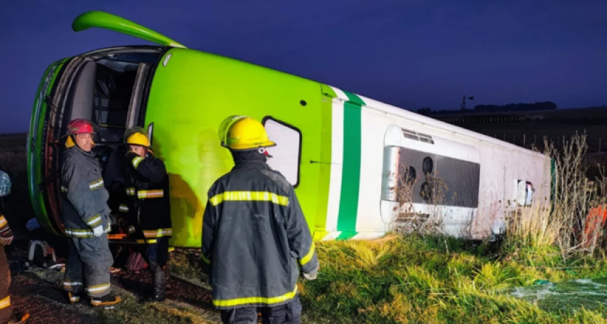 Volcó un colectivo de larga distancia en el cruce de las rutas 51 y 76: fallecieron 4 personas