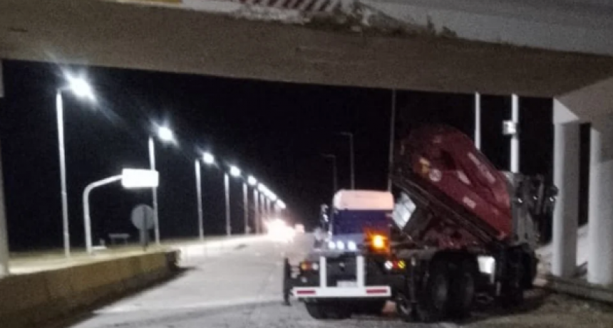 No le dio la altura y chocó su camión contra el puente de la ruta 3