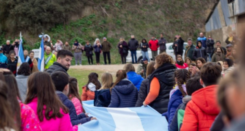 Acto por el Día de la Bandera en el Puente Viejo