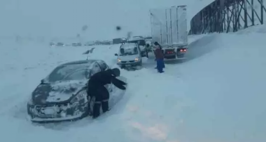 Dramático temporal de nieve dejó a más de 300 vehículos varados en la Cordillera de los Andes