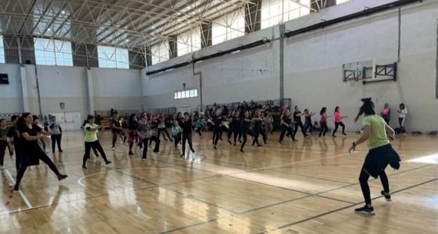 Deportes: más de 300 personas disfrutaron el aniversario número 17 del Polideportivo Municipal.