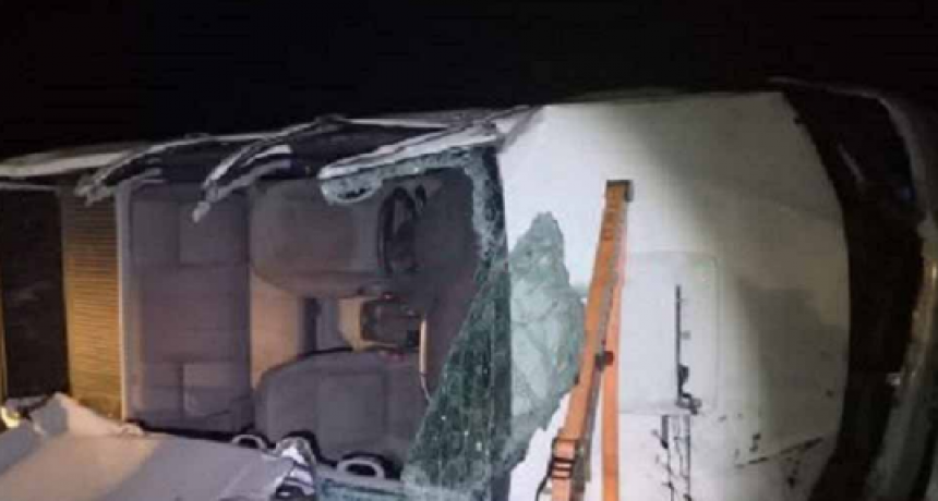 Cuatro heridos al volcar una camioneta en el acceso a Pehuen Co
