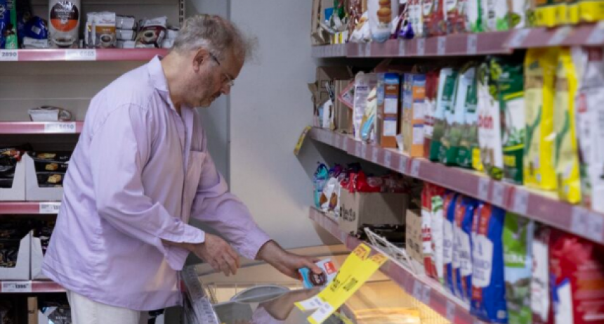 Cada vez más argentinos se financian con la tarjeta, sobre todo después de mitad de mes