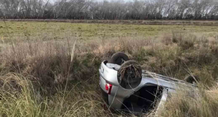 Despiste y vuelco en la Ruta 3: cuatro personas fueron hospitalizadas