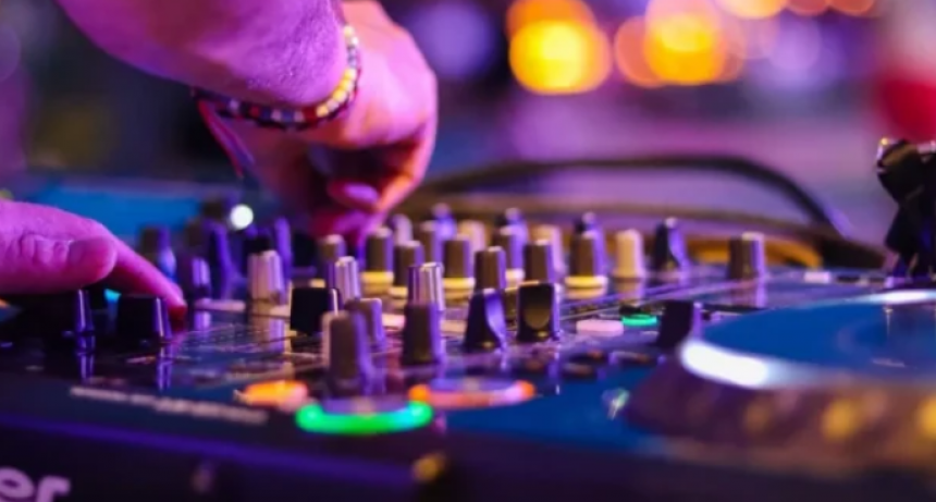 El Gobierno eliminó el pago a Sadaic por pasar música en fiestas privadas