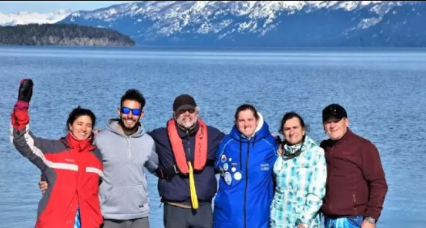 Nadadora montermoseña cruzó los Siete Lagos a nado y sin buzo de neoprene