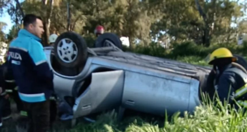 Resultó ileso un automovilista que volcó en la ruta 3