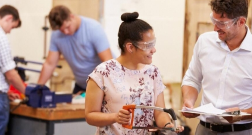 Las mujeres jóvenes son las más perjudicadas por el desempleo, según un informe de la Provincia