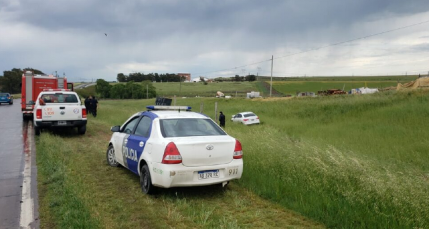 Por la presencia de agua en la ruta 3, perdió el control de su auto y despistó