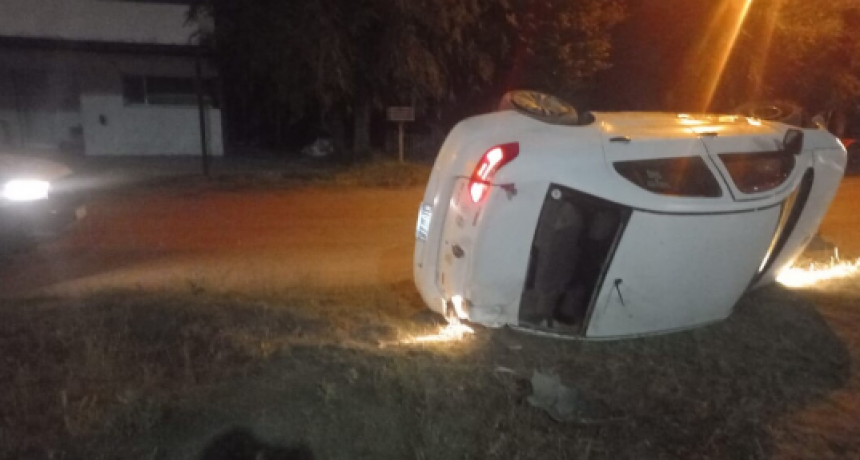 Monte Hermoso: una adolescente robó un auto y lo terminó volcando