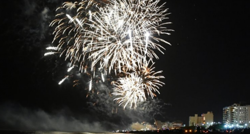 Monte Hermoso: un nuevo show de fuegos artificiales para arrancar el año