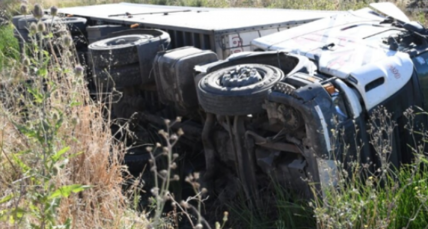 Un cami&oacute;n cay&oacute; adentro de una zanja en la Ruta 35: el conductor dio positivo en coca&iacute;na