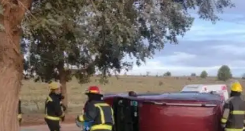 Vuelco en el acceso a Villa Ventana