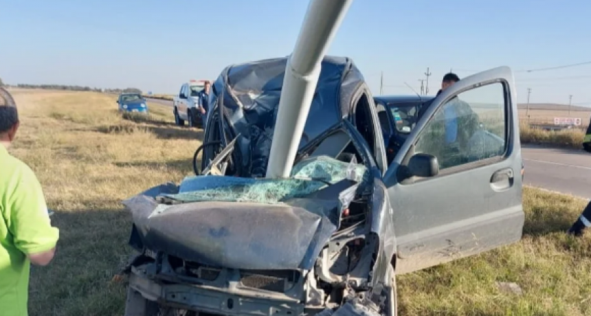 Impactó contra una columna de alumbrado y salió por sus propios medios