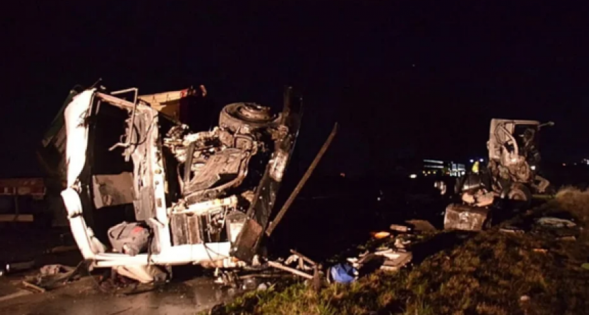 Ruta 51: dos camioneros fallecieron en un choque